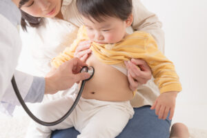 診察を受ける子供